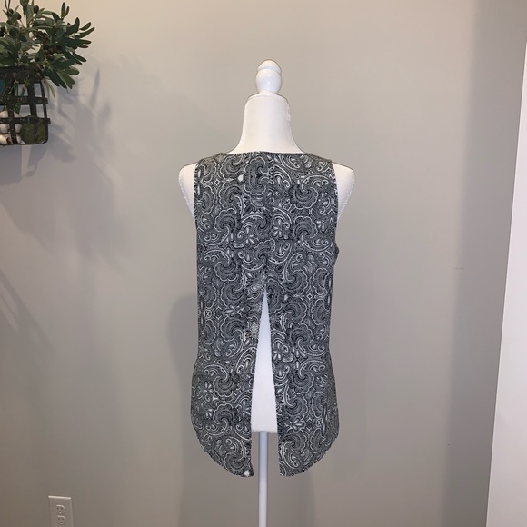 Express Split Back Tank Top - Picture 3 of 4